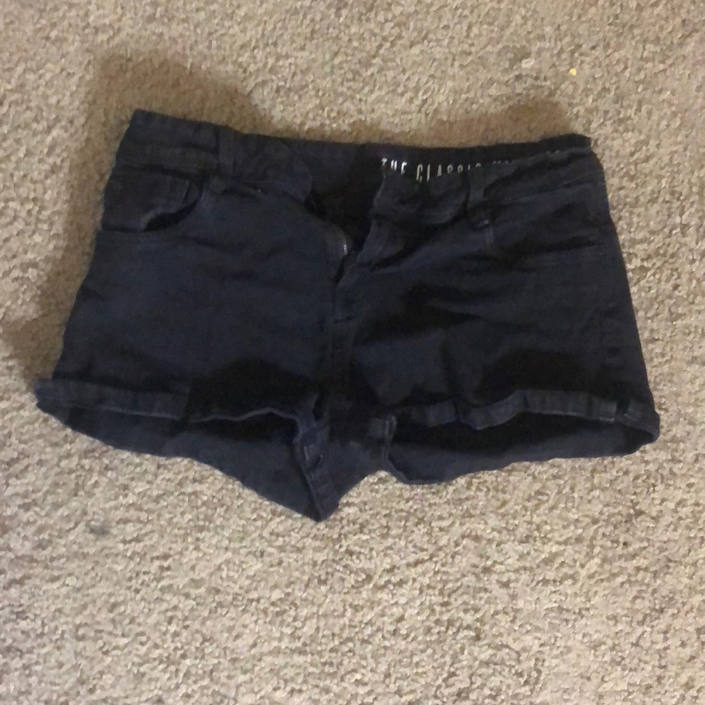 Mid-rise black shorts